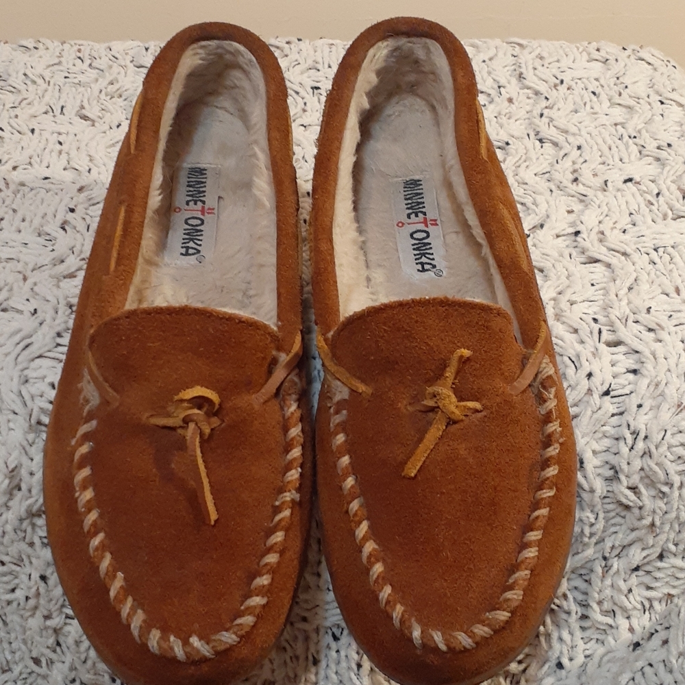 Minnetonka slippers size 9 but fits like a 10
